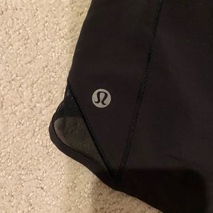 BLACK HOTTY-HOT LULULEMON SHORTS SIZE 4 / LENGTH 4” (LOW-RISE)